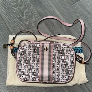 Brand new cute Tory Burch bag. Has adjustable straps. Also includes dust bag!